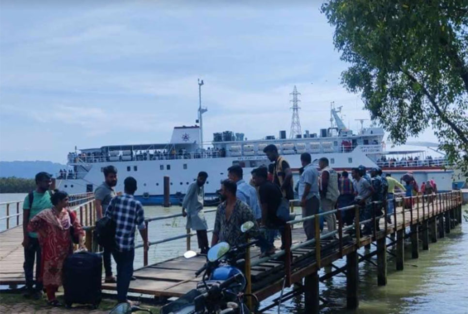 টেকনাফ-সেন্টমার্টিন রুটে জাহাজ চলাচল শুরু