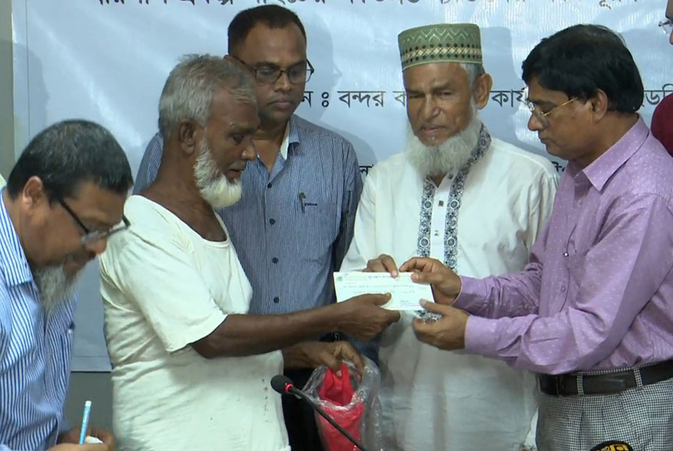 বরিশাল নদী বন্দর আধুনিকায়নে ক্ষতিগ্রস্ত
ব্যক্তিদের সহায়তার চেক প্রদান