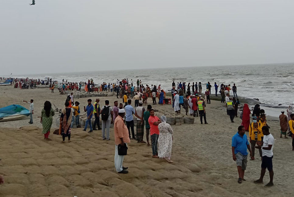 তিন দিনের ছুটিতে
কুয়াকাটায় উৎসব মুখর পরিবেশ