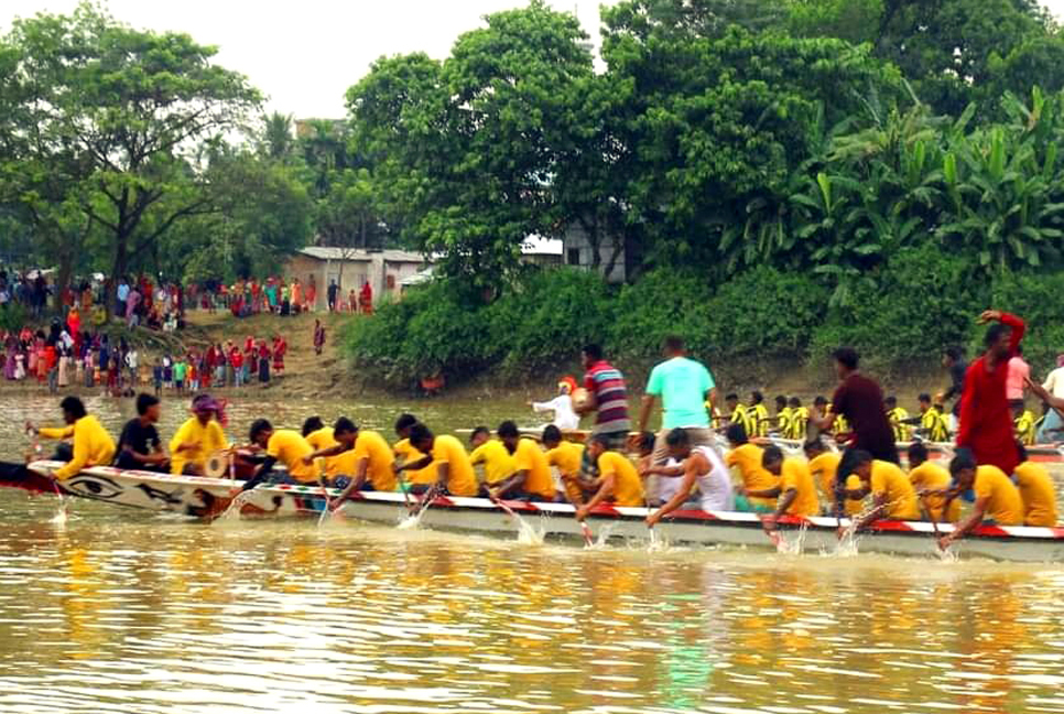 মৌলভীবাজারে উৎসবমুখর পরিবেশে নৌকাবাইচ 

