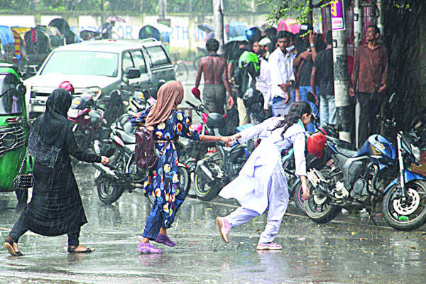 হঠাৎ বৃষ্টিতে দুর্ভোগে মানুষ