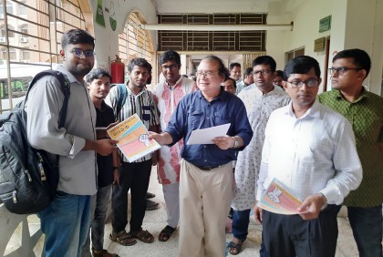 আন্তর্জাতিক তথ্য অধিকার দিবস উপলক্ষে বরিশাল বিশ্ববিদ্যালয়ে প্রচারপত্র বিতরণ
