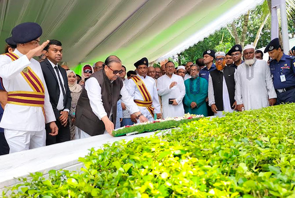 বঙ্গবন্ধুর সমাধিতে প্রধান বিচারপতির শ্রদ্ধা

