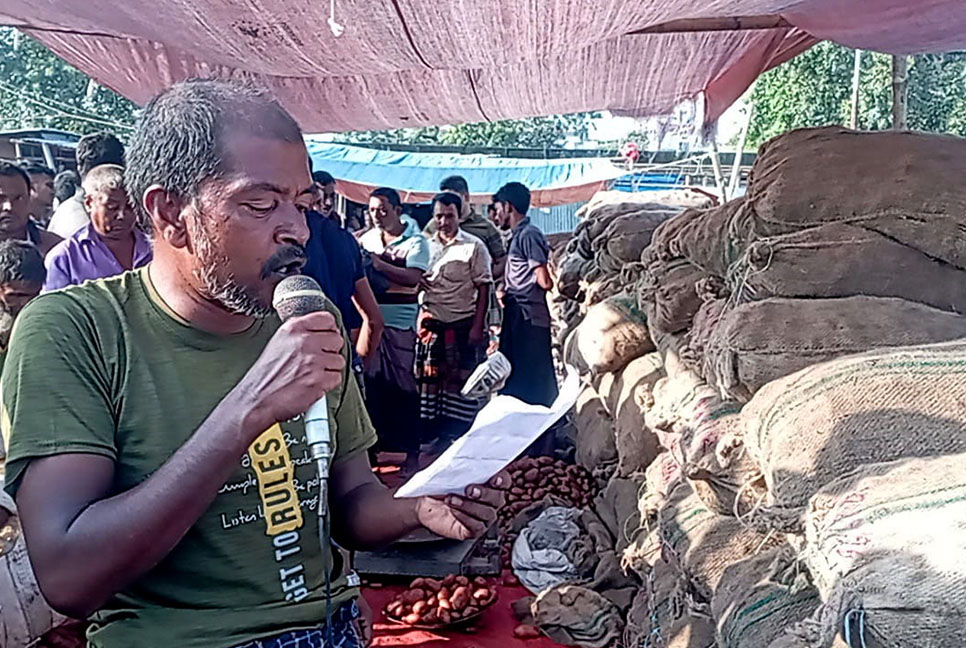 বগুড়ায় মাইকে প্রচার করে ৬৭৫ বস্তা আলু বিক্রি