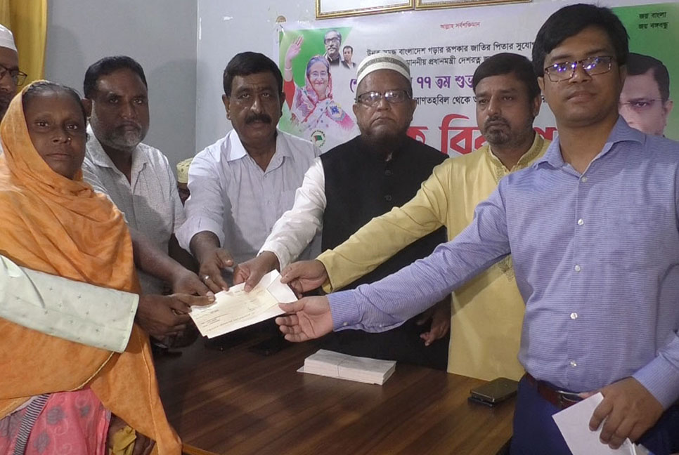 জামালপুরে অসচ্ছলদের মাঝে চেক বিতরণ