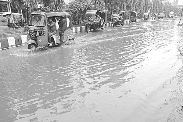 বৃষ্টি হলেই ডুবে যায় শহর