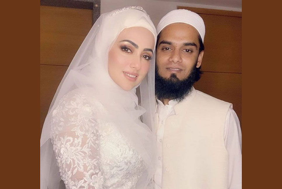 রাখিকে ‘বোন’ সম্বোধন করে যা বললেন সানার স্বামী মুফতি আনাস