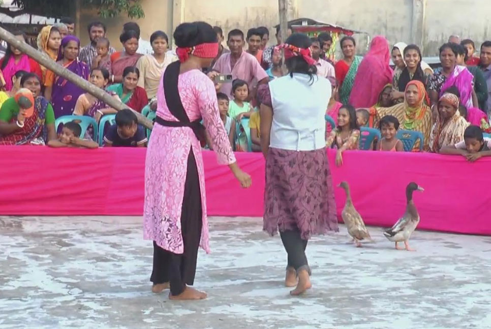 গ্রামবাংলার জনপ্রিয় হাঁস খেলা উপভোগ করতে উপচে পড়া ভিড় 
