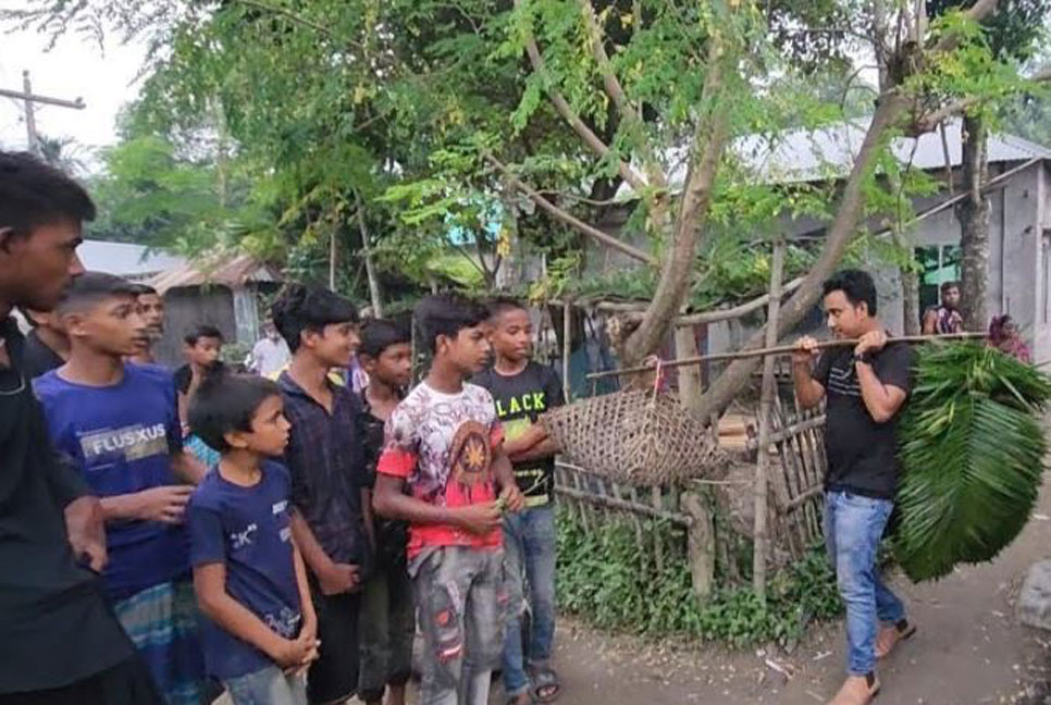 শিকারীর বাড়ি থেকে উদ্ধার হওয়া 
৫০টি পাখি অবমুক্ত
