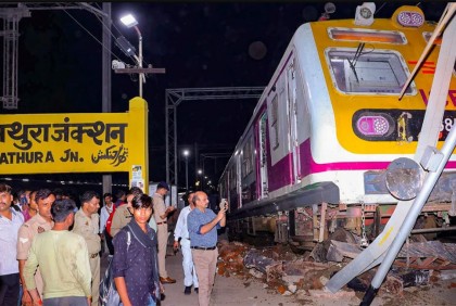 ভিডিও কলে ব্যস্ত চালক, লাইন ভুলে প্ল্যাটফর্মে উঠে গেল ট্রেন! (ভিডিও)