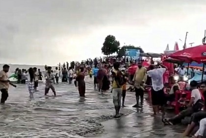 পর্যটকের ঢল কুয়াকাটা সৈকতে 