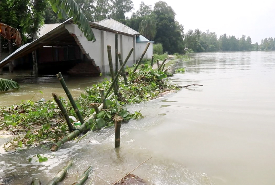 নওগাঁয় নদীর পানি কমলেও সার্বিক বন্যা পরিস্থিতির অবনতি 