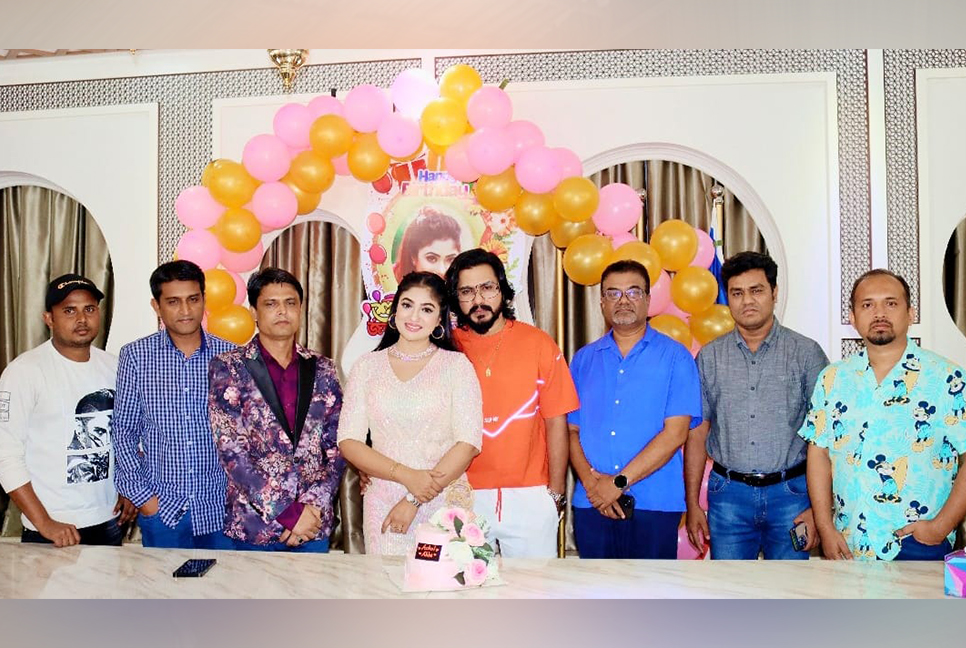 মালয়েশিয়ায় জন্মদিনের কেক কাটলেন চিত্রনায়িকা আঁচল