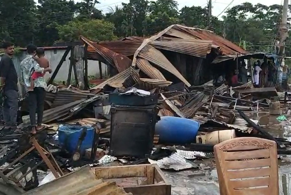 নেছারাবাদে অগ্নিকাণ্ডে পুড়ে গেছে ১৩ ব্যবসায় প্রতিষ্ঠান