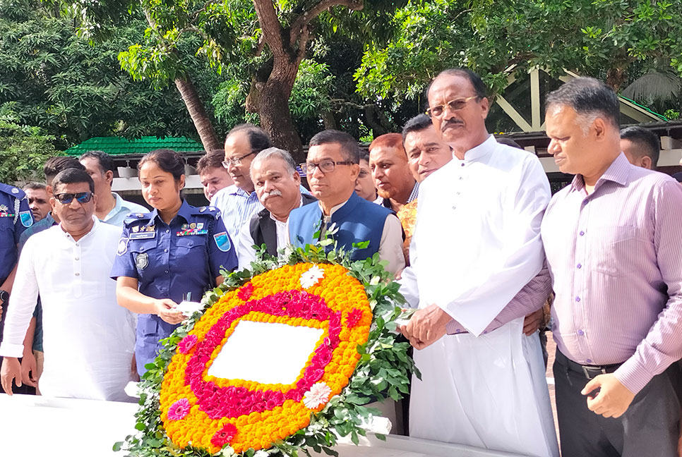 বঙ্গবন্ধুর সমাধিতে পানি সম্পদ উপমন্ত্রীর শ্রদ্ধা