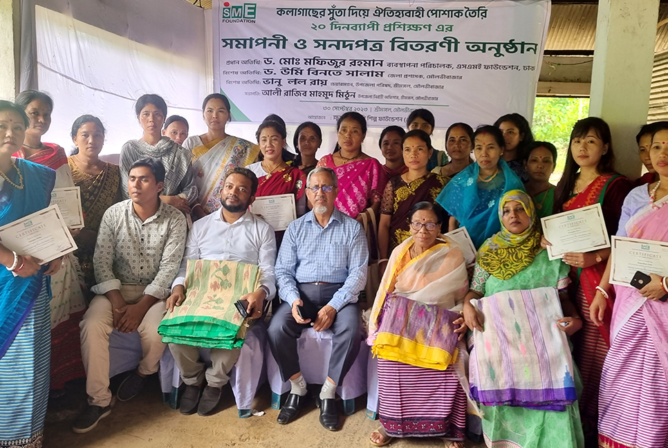 কলাগাছের সুতা দিয়ে শাড়ি তৈরি প্রশিক্ষণ শেষে সনদ বিতরণ
