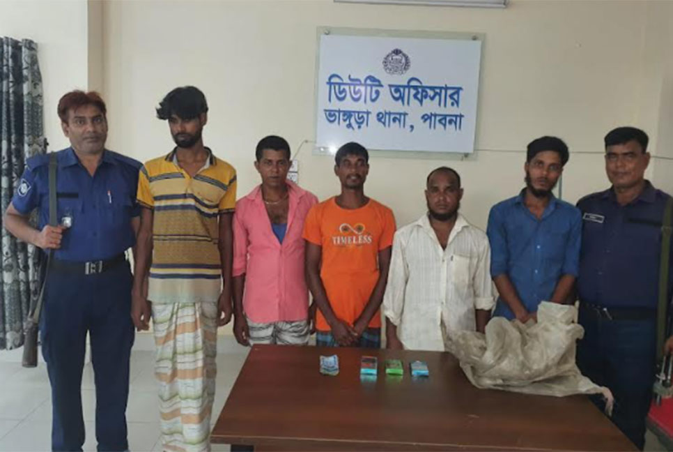 পাবনায় ৫ জুয়াড়ি আটক