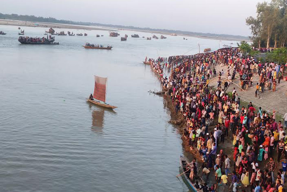 ধরলা নদীতে নৌকা বাইচ দেখতে মানুষের ঢল