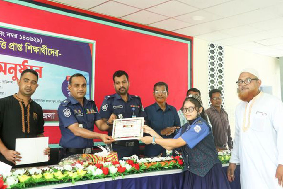 কুড়িগ্রামে বৃত্তিপ্রাপ্ত শিক্ষার্থীদের অর্থ ও সনদপত্র প্রদান