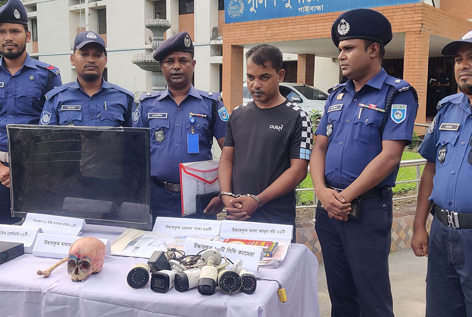 গাইবান্ধায় পেশাদার প্রতারক চক্রের মূল হোতা গ্রেফতার