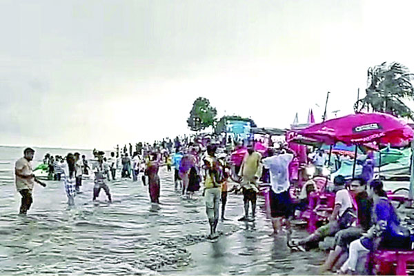 পর্যটকদের উচ্ছ্বাস বিভিন্ন স্পটে