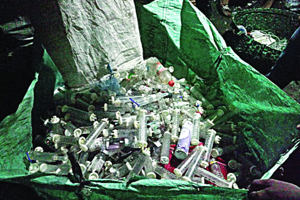 ভাঙারির দোকানে চিকিৎসা বর্জ্য
