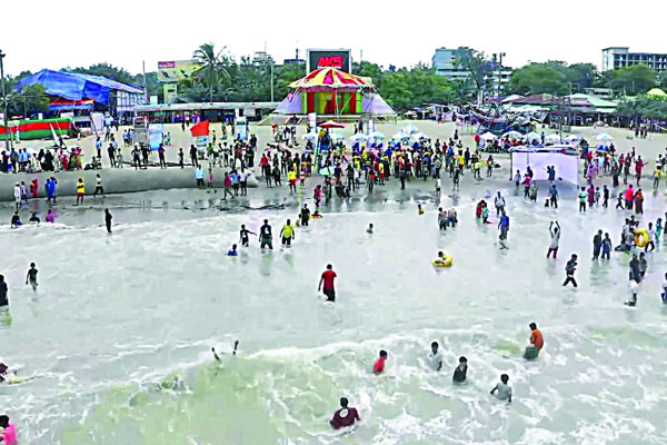 বিচ কার্নিভালের চতুর্থ দিনে নানা আয়োজনে রঙিন কক্সবাজার