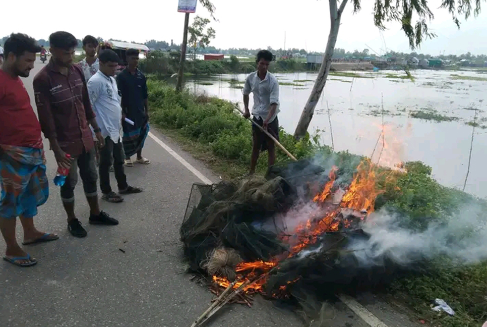 কালিয়াকৈরে নিষিদ্ধ চায়না দুয়ারি জাল জব্দ