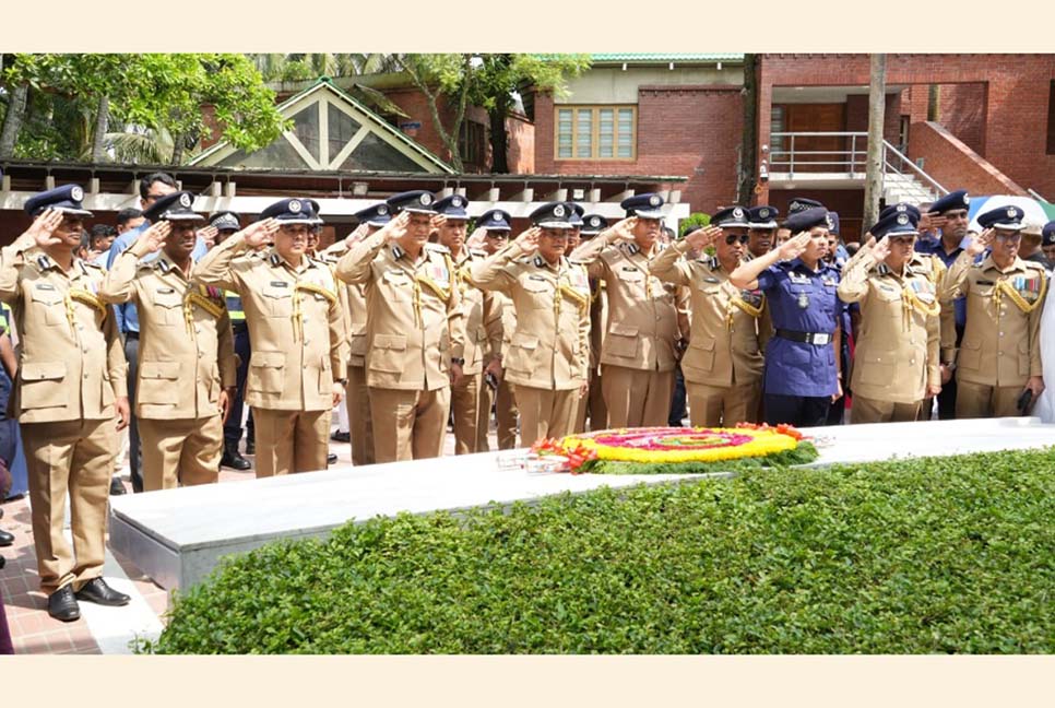 বঙ্গবন্ধুর সমাধিতে নবনিযুক্ত ডিএমপি কমিশনারের শ্রদ্ধা


