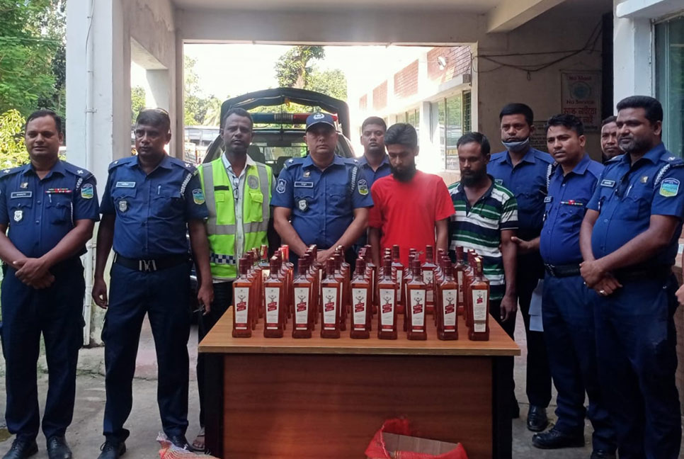 ভারতীয় মদসহ ২ আসামি আটক