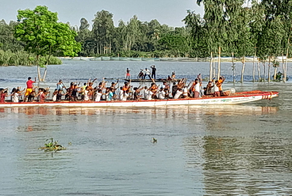 গাইবান্ধায় ঐতিহ্যবাহী নৌকা বাইচ