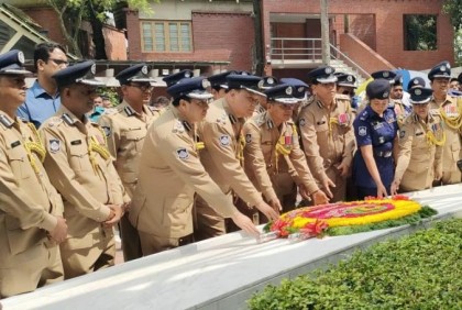 বঙ্গবন্ধুর সমাধিতে নবনিযুক্ত ডিএমপি কমিশনারের শ্রদ্ধা 