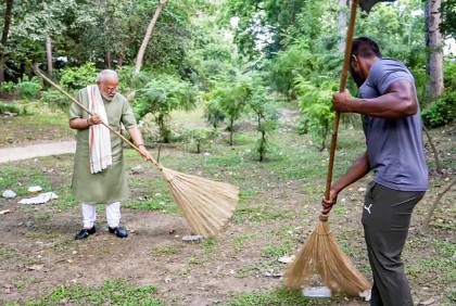 ঝাড়ু হাতে ‘স্বেচ্ছাশ্রমে’ মোদি (ভিডিও)
