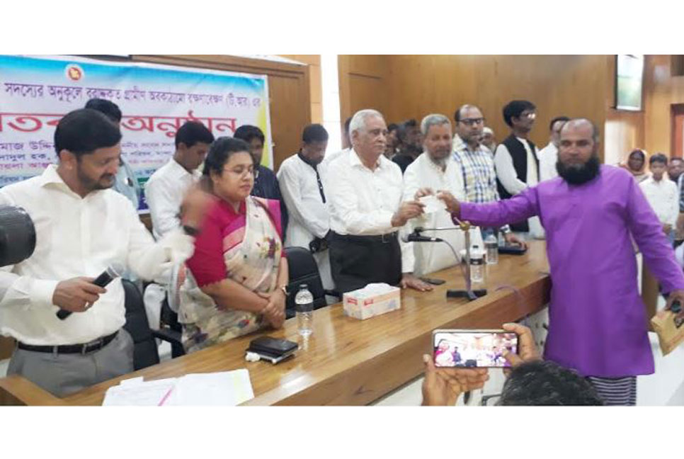 নওগাঁয় গ্রামীণ অবকাঠামো রক্ষণাবেক্ষণের চেক বিতরণ