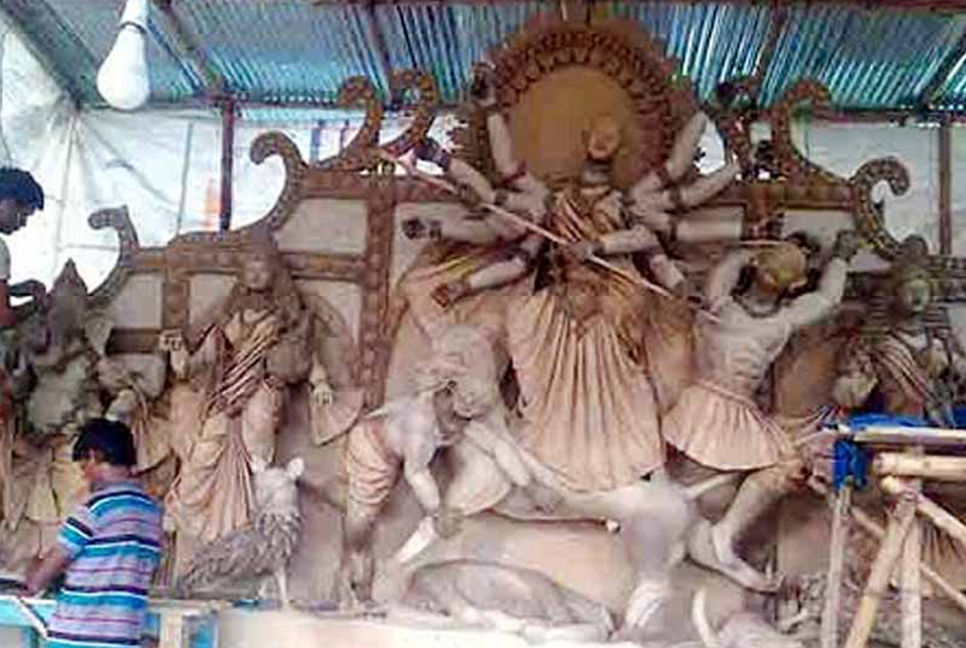 দিনাজপুরে মণ্ডপে মণ্ডপে প্রতিমা তৈরিতে ব্যস্ত শিল্পীরা