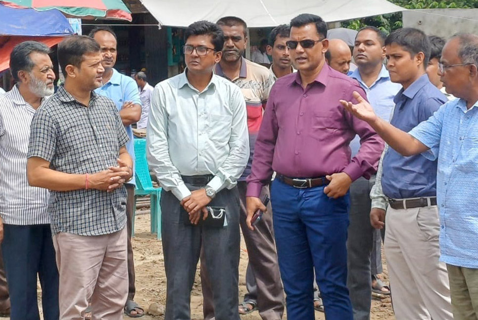 বগুড়ায় বাঁশের নির্মাণ ফতেহ আলী সেতু পরিদর্শন