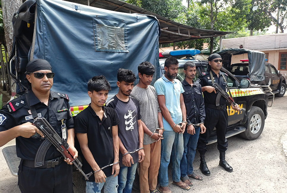 অটোরিকশা ছিনতাইয়ের জন্য চালককে হত্যা, গ্রেফতার ৫