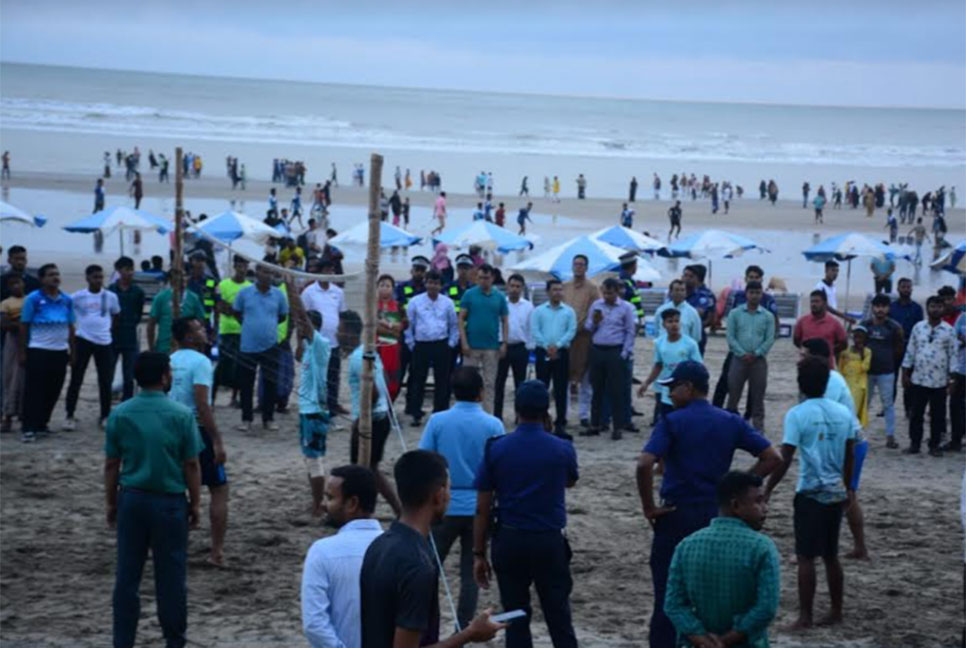 বিচ কার্নিভালে এসে ‘অন্যরকম’ কক্সবাজার দেখছেন পর্যটকরা
