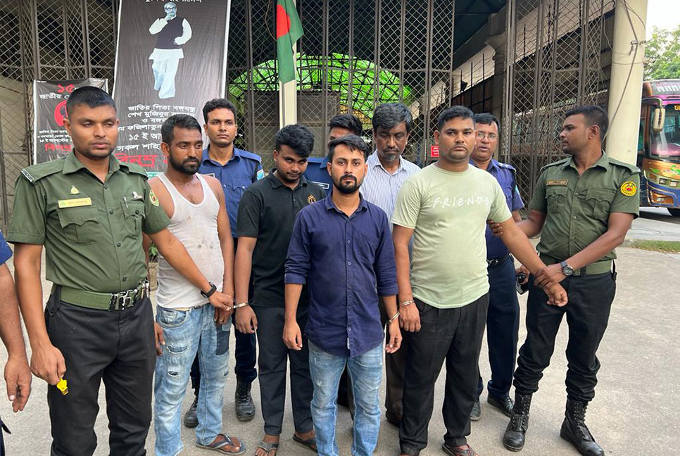 ইকুরিয়া বিআরটিএতে ভ্রাম্যমাণ আদালতের অভিযান, ৫ দালাল কারাগারে