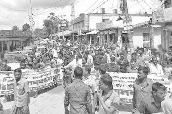 জলদস্যুদের ফাঁসির দাবিতে অবরোধ, থানা ঘেরাও