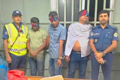 দুমকিতে তিন ডাকাত আটক