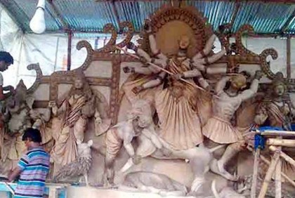 দিনাজপুরে মণ্ডপে মণ্ডপে প্রতিমা তৈরিতে ব্যস্ত শিল্পীরা