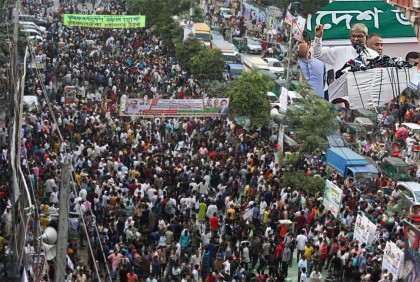 খালেদা জিয়াকে বিনা চিকিৎসায় হত্যা করতে চায় সরকার : মির্জা ফখরুল

