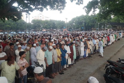 মায়ের কবরের পাশে শায়িত হলেন মুক্তিযোদ্ধা আল-মামুন সরকার 