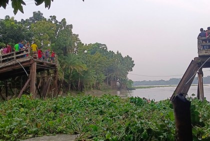 পিরোজপুরে বালুবোঝাই পিকআপসহ ব্রিজ ভেঙে যোগাযোগ বিচ্ছিন্ন