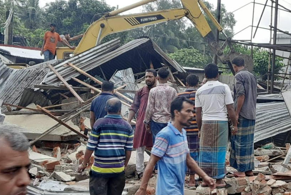 নোয়াখালীতে শতাধিক অবৈধ স্থাপনা উচ্ছেদ 