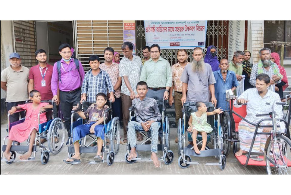 প্রতিবন্ধী ব্যক্তিদের মাঝে 
সহায়ক উপকরণ বিতরণ