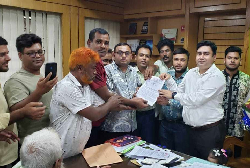 ৩০ শতাংশ কোটা পুনর্বহালের দাবিতে স্মারকলিপি প্রদান