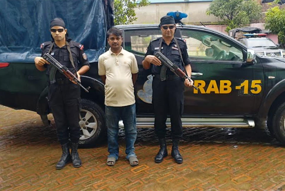 টেকনাফে অস্ত্রসহ গ্রেফতার ১