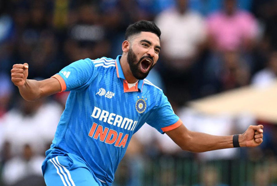 সিরাজের বোলিংয়ে মুগ্ধ আমির